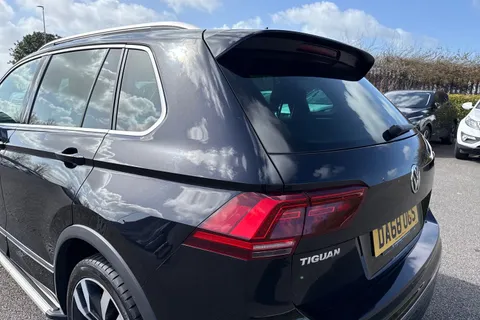 DA68OGS Volkswagen Tiguan 2.0 TDI R-Line DSG 4Motion Euro 6 (s/s) 5dr Thumbnail #31