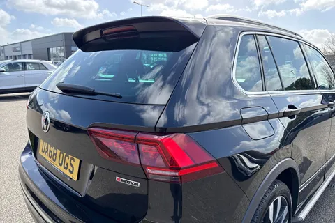 DA68OGS Volkswagen Tiguan 2.0 TDI R-Line DSG 4Motion Euro 6 (s/s) 5dr Thumbnail #32