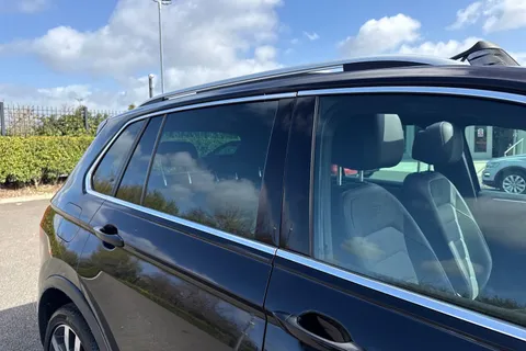 DA68OGS Volkswagen Tiguan 2.0 TDI R-Line DSG 4Motion Euro 6 (s/s) 5dr Thumbnail #36