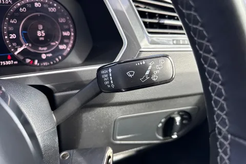 DA68OGS Volkswagen Tiguan 2.0 TDI R-Line DSG 4Motion Euro 6 (s/s) 5dr Thumbnail #45