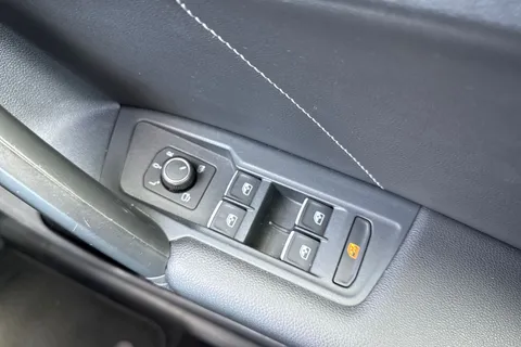 DA68OGS Volkswagen Tiguan 2.0 TDI R-Line DSG 4Motion Euro 6 (s/s) 5dr Thumbnail #47