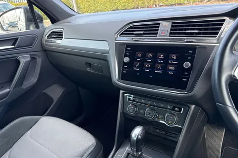 DA68OGS Volkswagen Tiguan 2.0 TDI R-Line DSG 4Motion Euro 6 (s/s) 5dr Thumbnail #48