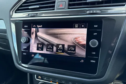 DA68OGS Volkswagen Tiguan 2.0 TDI R-Line DSG 4Motion Euro 6 (s/s) 5dr Thumbnail #56