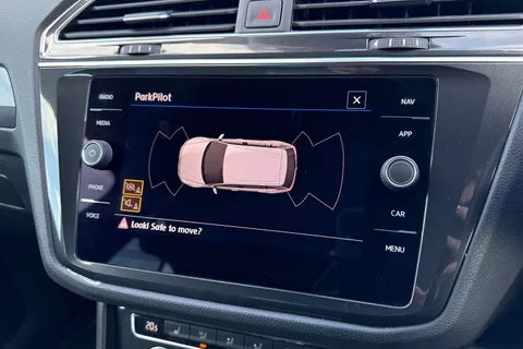 DA68OGS Volkswagen Tiguan 2.0 TDI R-Line DSG 4Motion Euro 6 (s/s) 5dr Thumbnail #57