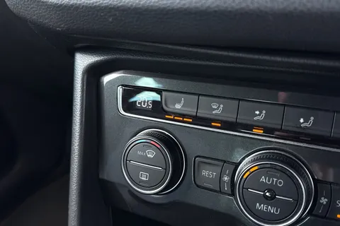 DA68OGS Volkswagen Tiguan 2.0 TDI R-Line DSG 4Motion Euro 6 (s/s) 5dr Thumbnail #58