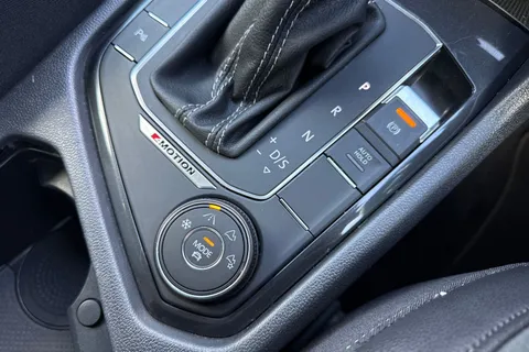 DA68OGS Volkswagen Tiguan 2.0 TDI R-Line DSG 4Motion Euro 6 (s/s) 5dr Thumbnail #60