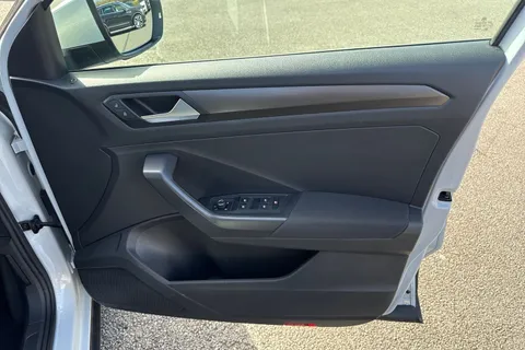 MK68OAU Volkswagen T-Roc 1.6 TDI SE Euro 6 (s/s) 5dr Thumbnail #22