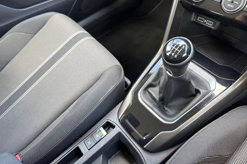 MK68OAU Volkswagen T-Roc 1.6 TDI SE Euro 6 (s/s) 5dr Thumbnail #24