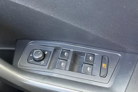 MK68OAU Volkswagen T-Roc 1.6 TDI SE Euro 6 (s/s) 5dr Thumbnail #40