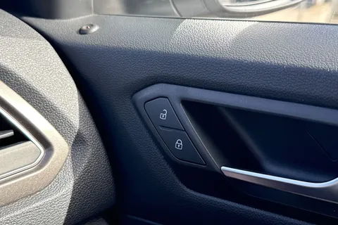 MK68OAU Volkswagen T-Roc 1.6 TDI SE Euro 6 (s/s) 5dr Thumbnail #41