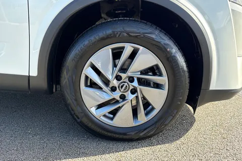 AF23TGU Nissan Qashqai 1.3 DIG-T MHEV Acenta Premium Euro 6 (s/s) 5dr Thumbnail #11