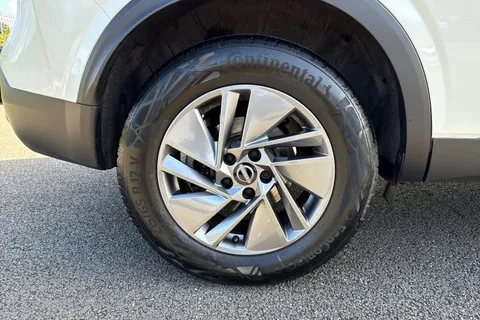 AF23TGU Nissan Qashqai 1.3 DIG-T MHEV Acenta Premium Euro 6 (s/s) 5dr Thumbnail #12