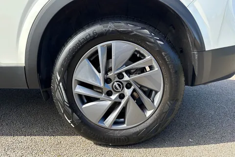 AF23TGU Nissan Qashqai 1.3 DIG-T MHEV Acenta Premium Euro 6 (s/s) 5dr Thumbnail #13