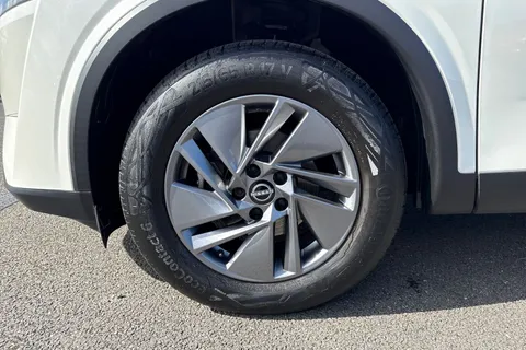 AF23TGU Nissan Qashqai 1.3 DIG-T MHEV Acenta Premium Euro 6 (s/s) 5dr Thumbnail #14