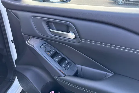 AF23TGU Nissan Qashqai 1.3 DIG-T MHEV Acenta Premium Euro 6 (s/s) 5dr Thumbnail #22