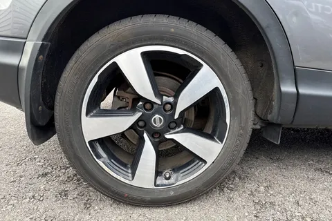 13 of 57 for Nissan Qashqai 1.2 DIG-T N-Connecta XTRON 2WD Euro 6 (s/s) 5dr