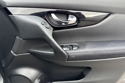 21 of 57 for Nissan Qashqai 1.2 DIG-T N-Connecta XTRON 2WD Euro 6 (s/s) 5dr