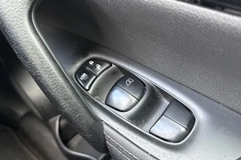 37 of 57 for Nissan Qashqai 1.2 DIG-T N-Connecta XTRON 2WD Euro 6 (s/s) 5dr