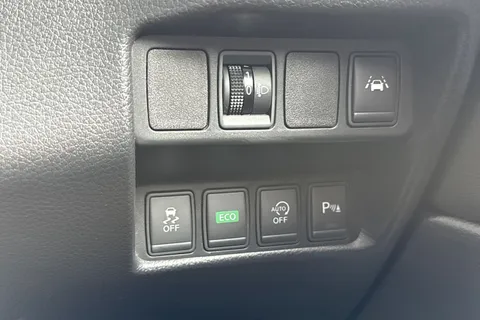 39 of 57 for Nissan Qashqai 1.2 DIG-T N-Connecta XTRON 2WD Euro 6 (s/s) 5dr