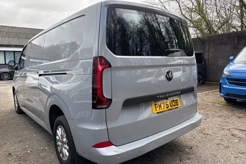 PK75UDB Volkswagen Transporter 2.0 TDI 170 Commerce Pro Van Auto Thumbnail #8