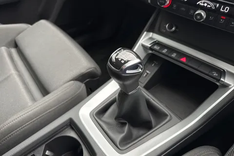 23 of 66 for Audi Q3 Sport 35 TFSI 150 PS 6-speed