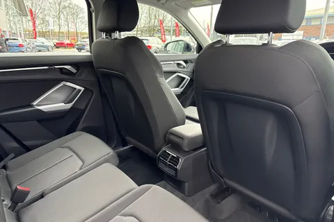 40 of 66 for Audi Q3 Sport 35 TFSI 150 PS 6-speed