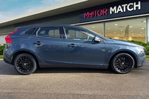 YN68KLF Volvo V40 1.5 T2 GPF Momentum Nav Plus Auto Euro 6 (s/s) 5dr Thumbnail #4