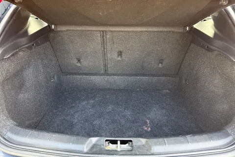 YN68KLF Volvo V40 1.5 T2 GPF Momentum Nav Plus Auto Euro 6 (s/s) 5dr Thumbnail #8