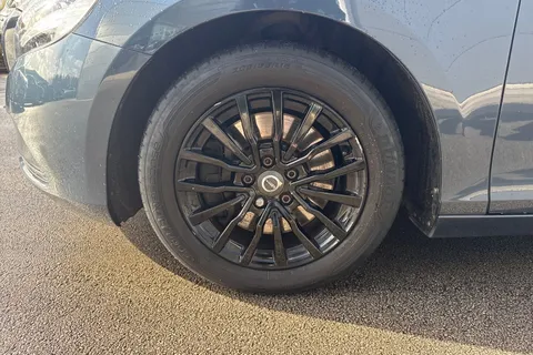 YN68KLF Volvo V40 1.5 T2 GPF Momentum Nav Plus Auto Euro 6 (s/s) 5dr Thumbnail #11