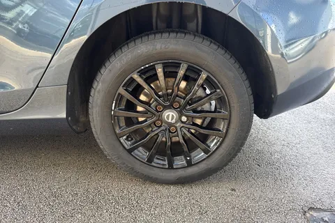 YN68KLF Volvo V40 1.5 T2 GPF Momentum Nav Plus Auto Euro 6 (s/s) 5dr Thumbnail #12