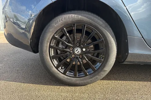 YN68KLF Volvo V40 1.5 T2 GPF Momentum Nav Plus Auto Euro 6 (s/s) 5dr Thumbnail #13