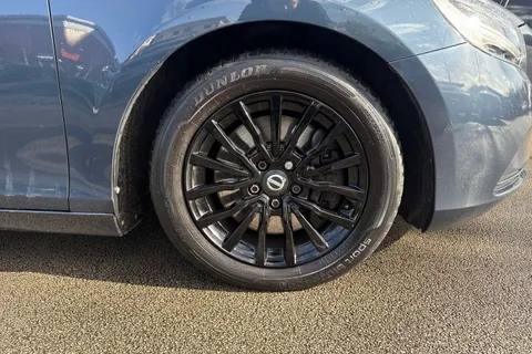 YN68KLF Volvo V40 1.5 T2 GPF Momentum Nav Plus Auto Euro 6 (s/s) 5dr Thumbnail #14