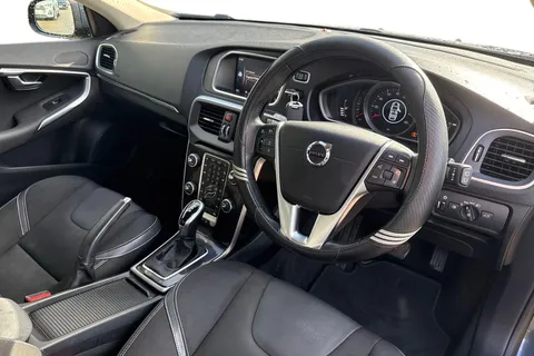 YN68KLF Volvo V40 1.5 T2 GPF Momentum Nav Plus Auto Euro 6 (s/s) 5dr Thumbnail #15