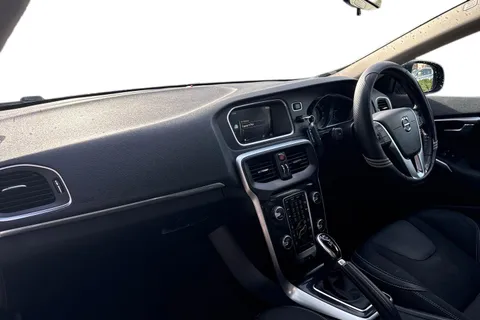 YN68KLF Volvo V40 1.5 T2 GPF Momentum Nav Plus Auto Euro 6 (s/s) 5dr Thumbnail #16