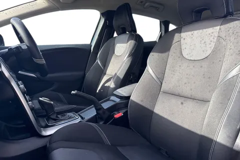 YN68KLF Volvo V40 1.5 T2 GPF Momentum Nav Plus Auto Euro 6 (s/s) 5dr Thumbnail #17