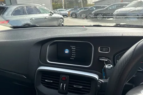 YN68KLF Volvo V40 1.5 T2 GPF Momentum Nav Plus Auto Euro 6 (s/s) 5dr Thumbnail #18