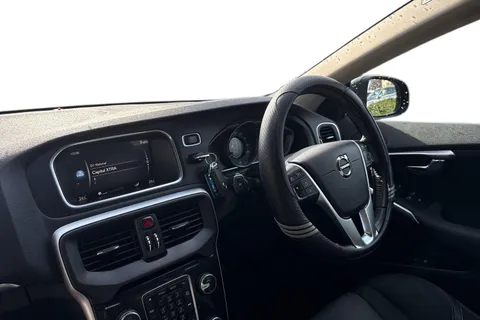 YN68KLF Volvo V40 1.5 T2 GPF Momentum Nav Plus Auto Euro 6 (s/s) 5dr Thumbnail #19