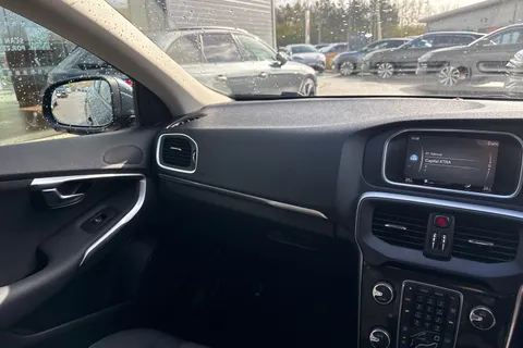 YN68KLF Volvo V40 1.5 T2 GPF Momentum Nav Plus Auto Euro 6 (s/s) 5dr Thumbnail #21