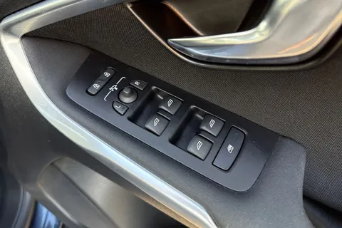 YN68KLF Volvo V40 1.5 T2 GPF Momentum Nav Plus Auto Euro 6 (s/s) 5dr Thumbnail #22