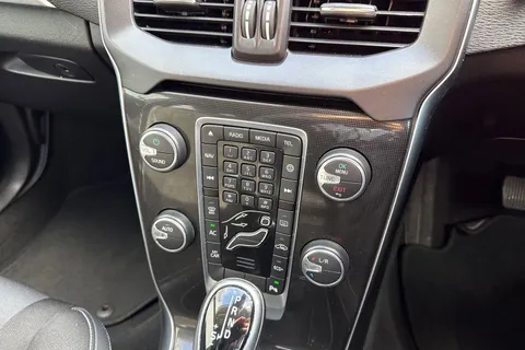 YN68KLF Volvo V40 1.5 T2 GPF Momentum Nav Plus Auto Euro 6 (s/s) 5dr Thumbnail #23