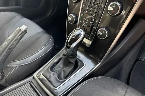 YN68KLF Volvo V40 1.5 T2 GPF Momentum Nav Plus Auto Euro 6 (s/s) 5dr Thumbnail #24