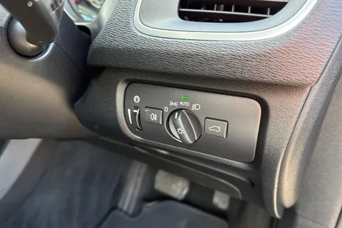 YN68KLF Volvo V40 1.5 T2 GPF Momentum Nav Plus Auto Euro 6 (s/s) 5dr Thumbnail #31