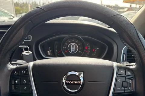 YN68KLF Volvo V40 1.5 T2 GPF Momentum Nav Plus Auto Euro 6 (s/s) 5dr Thumbnail #32