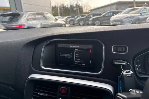 YN68KLF Volvo V40 1.5 T2 GPF Momentum Nav Plus Auto Euro 6 (s/s) 5dr Thumbnail #34