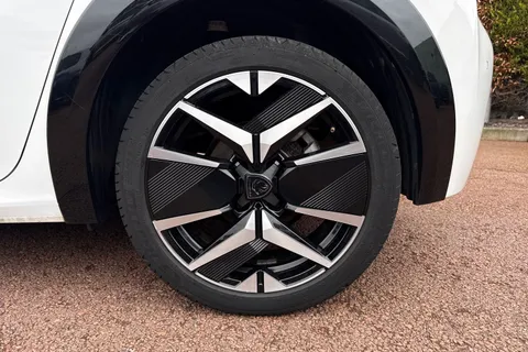 KO74XMM PEUGEOT 208 1.2 PureTech GT Euro 6 (s/s) 5dr Thumbnail #12