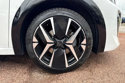 RE24JDJ PEUGEOT 208 1.2 PureTech GT Euro 6 (s/s) 5dr Thumbnail #10