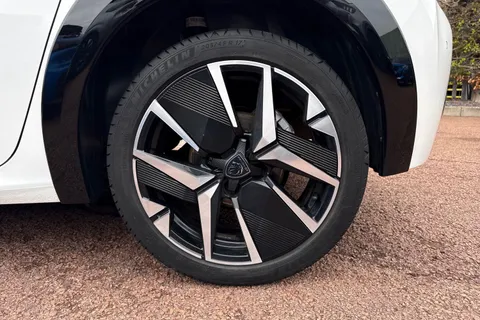 RE24JDJ PEUGEOT 208 1.2 PureTech GT Euro 6 (s/s) 5dr Thumbnail #12