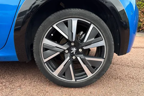 YS71UZV PEUGEOT 208 1.2 PureTech GT Euro 6 (s/s) 5dr Thumbnail #11