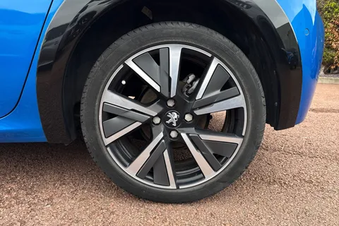 YS71UZV PEUGEOT 208 1.2 PureTech GT Euro 6 (s/s) 5dr Thumbnail #12