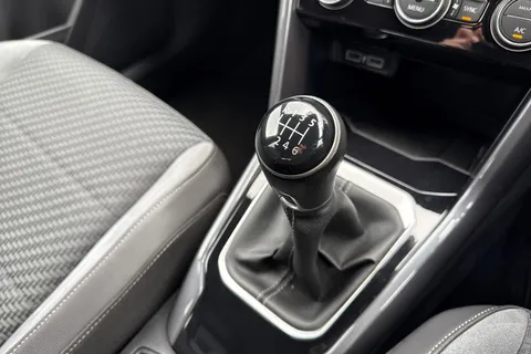 VE69KMY Volkswagen T-Roc 1.5 TSI EVO R-Line Euro 6 (s/s) 5dr Thumbnail #24